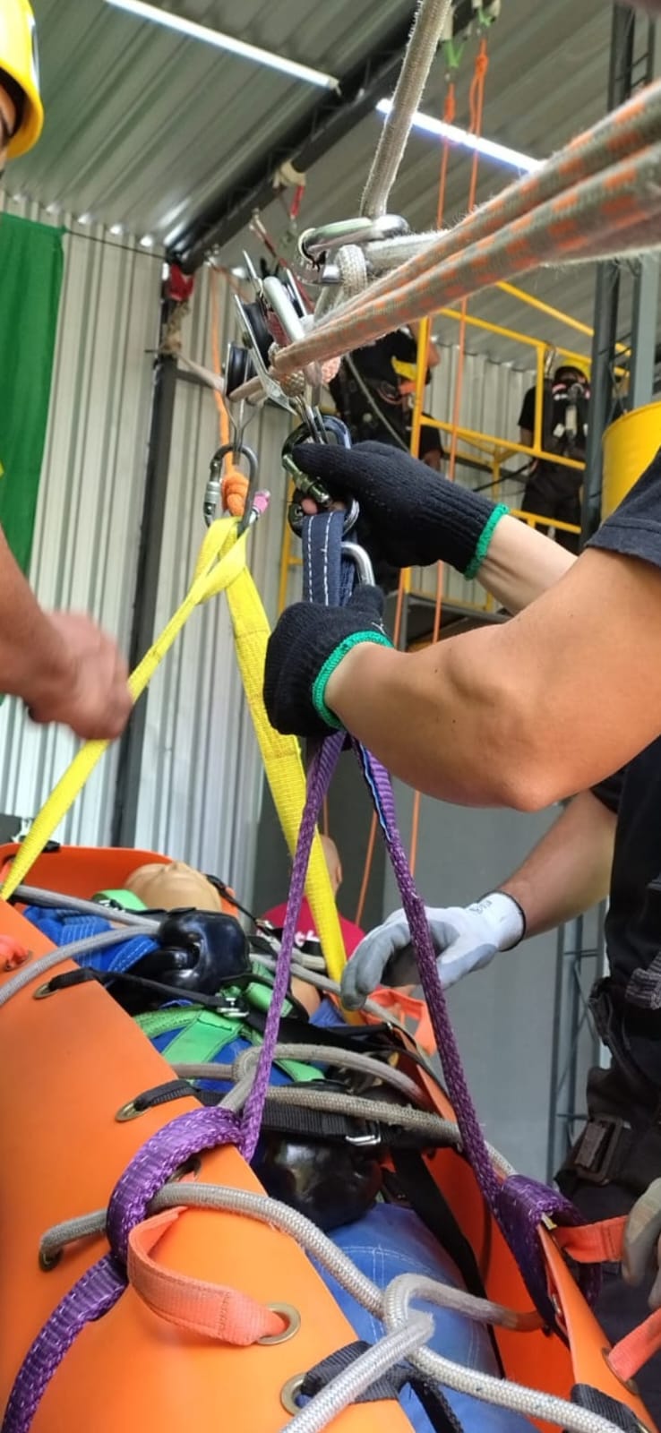 Resgate em altura com sistema de cordas